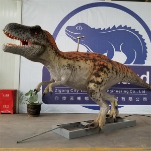 Przejażdżki rozrywkowe i modele dinozaurów w parku tematycznym dinozaurów