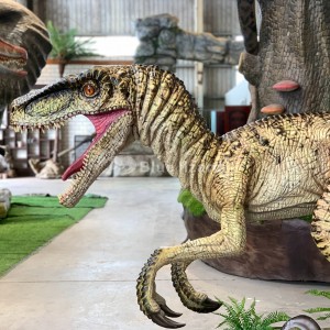 Anра паркы кирәк-яраклары белән аниматроник модельләр белән искиткеч куркытучы Раптор динозавры