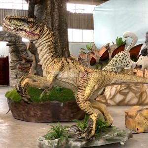 애니마트로닉 모델을 갖춘 무서운 랩터 공룡 쥬라기 공원의 필수품