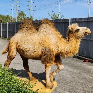 Simulerte kamelreplikaer med simuleringspels for utstilling