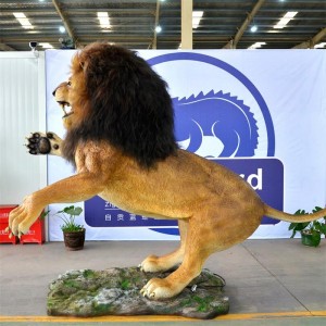 زو پارک کے ماڈلز اینیمیٹرونک شیر ٹائیگر کا مجسمہ فراہم کرتے ہیں۔