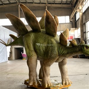 Modail Stegosaurus Dinosaur ag ithe planntrais anmoch aig àm Jurassic