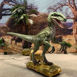 Велацыраптар з дыназаўрам у парку Юрскага перыяду Велацыраптар з пультам дыстанцыйнага кіравання