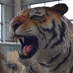 Моделите на Zoo Park доставят аниматронна скулптура на лъв и тигър