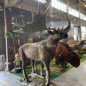 Artificial giant deer models were made out to meet people in museums