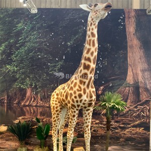 Žirafa s animatronickým modelom vlastných zvieracích modelov