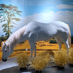 Falešný animatronický model koně pro zábavu v zoo