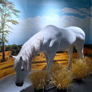 Model animatronic de cal fals pentru distracția grădinii zoologice