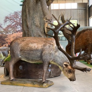 Для выставок изготавливается множество моделей диких животных – модель «Северный олень».