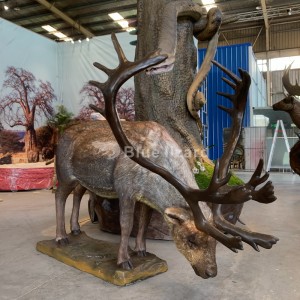 Muchos modelos de animales salvajes se fabrican para exposiciones: el modelo de reno