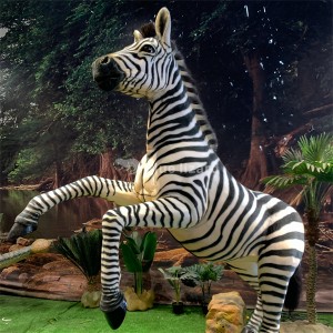 Explore Park animalien erakusketa eta dino ikuskizunetarako zebra animatroniko bat