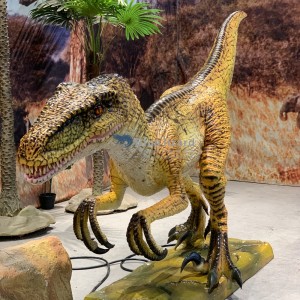 Velociraptor animatronic àrd-inbhe airson pàirc spòrs