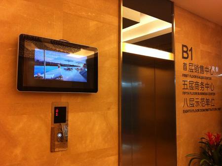 液晶広告ディスプレイのエレベーター設置の役割は何ですか?