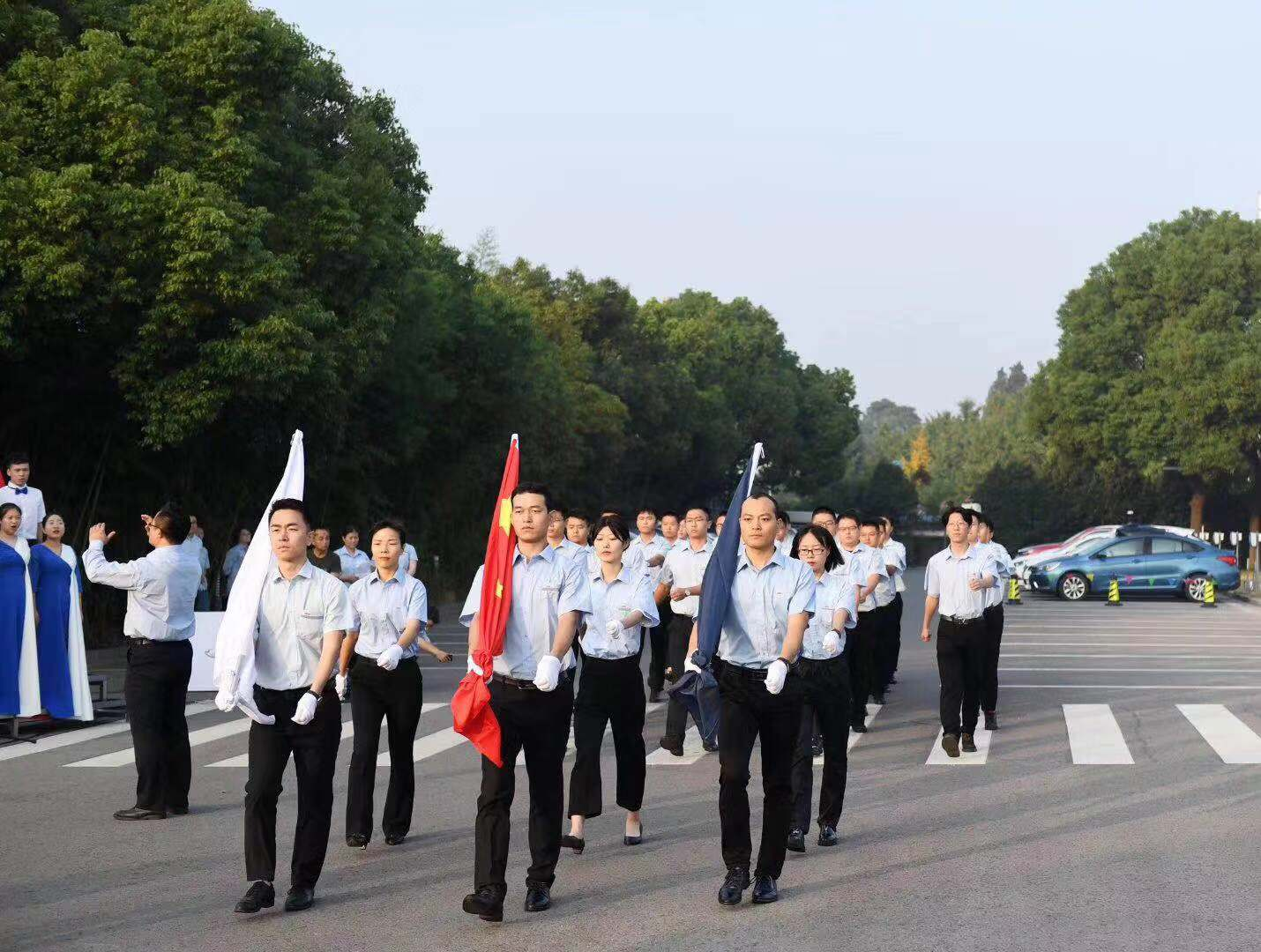 Ang Shandong Datu nagpahigayon ug flag-raising ceremony aron sa pagsaulog sa ika-73 nga anibersaryo sa pagkatukod sa Bag-ong China
