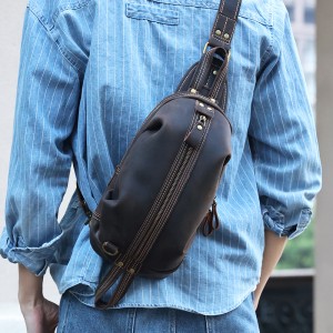 Anpassad bröstväska i läder för män. Crossbody-väska med stor kapacitet