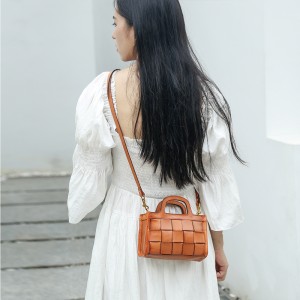 အရည်အသွေးမြင့် စိတ်ကြိုက်ပြုလုပ်ထားသော အသီးအရွက် Tanned Leather Women's Woven Bag Crossbody Bag