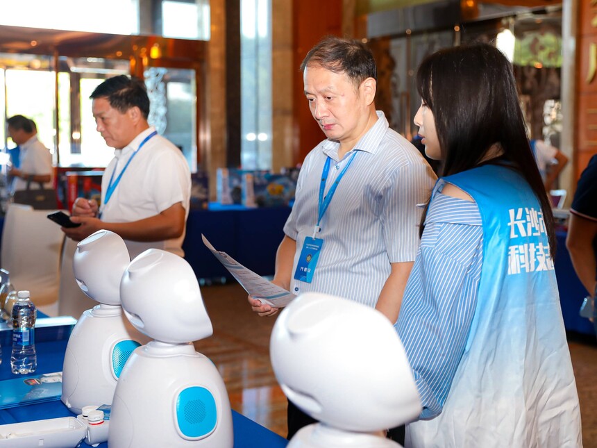DR-001智慧健康監測機器人亮相長沙市科協第十三次代表大會