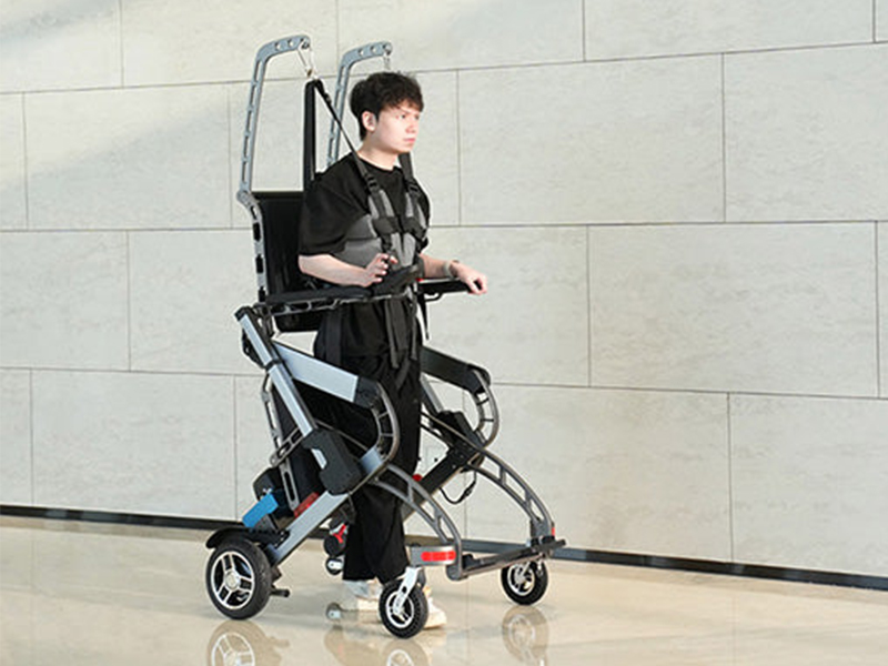 Gait Training Wheelchair: Rekonstruante la Potencon de Piedado