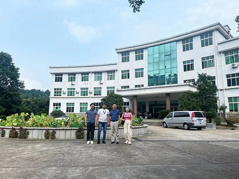 Customers From Saudi Arabia Come to Visit Guangxi Dynasty Medical Device Manufacturing Factory and Discuss Cooperation