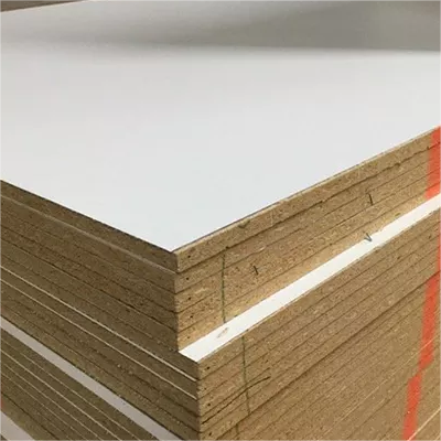China Cheap Price 18mm White melamine particle board flakeboard， MDF(Medium Density Fiberboard) Featured Image