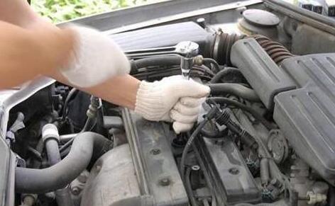 What are the precursors of car spark plugs needing to be replaced？