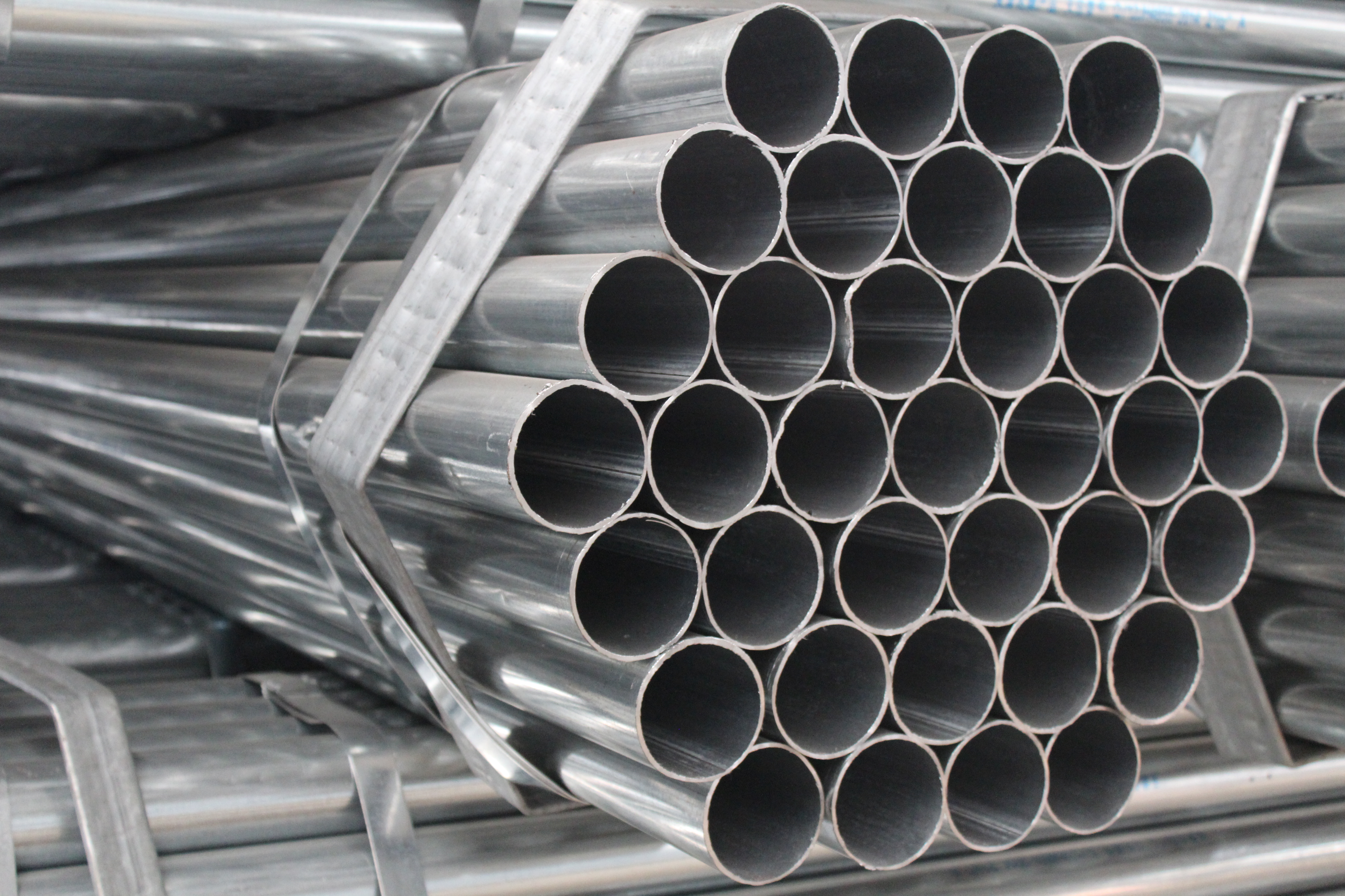 What are the requirements for the storage of galvanized pipe？