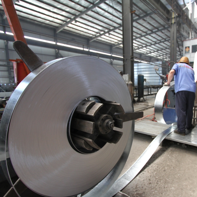 With which industries does the steel industry have strong linkages?