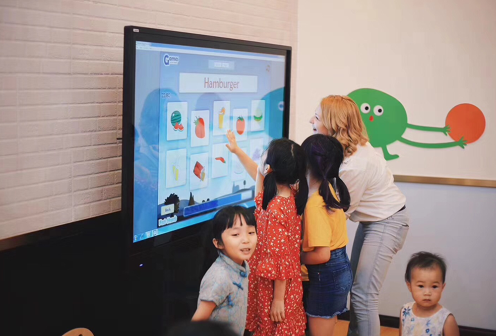 Настава на машина за допир за да се стимулира развојот на размислувањето на учениците