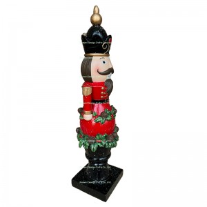 트로피 베이스 수지 공예가 포함된 휴일 장식 딸기 테마의 호두까기 인형