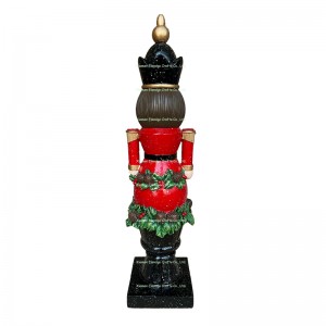 Blagdanski ukras Orašar na temu jagode s trofejnim rukotvorinama od smole