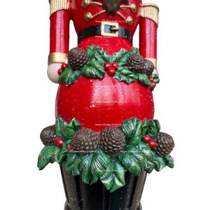 Decorazione natalizia Schiaccianoci a tema fragola con base trofeo in resina