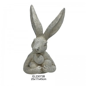 Incantevoli figurine di coniglio che tengono le uova di Pasqua, il coniglio tiene le carote, un coniglietto divertente che decora la casa e il giardino