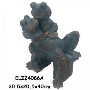 Razigrani žablji par kipova koji se izležava na klupama Hirovite žabe koje se ušuškaju u kupatilima Unutarnji vanjski ukras
