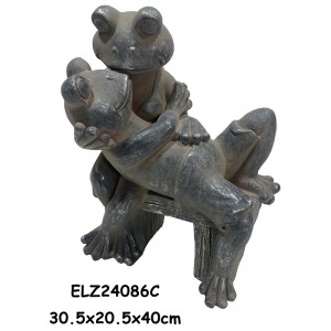 Игриви статуи на двойка жаби, излежаващи се на пейки Причудливи жаби, сгушени във ваните Вътрешна декорация на открито