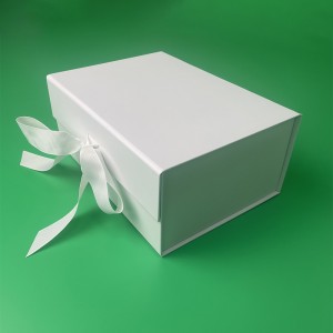 Biela skladacia darčeková krabička s mašľou na balenie kávových balíčkov