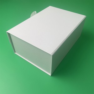 Kotak hadiah lipat putih dengan pita busur untuk kemasan paket kopi