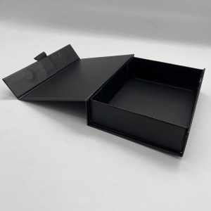 Kotak kertas lipat hitam dengan logo foil hitam