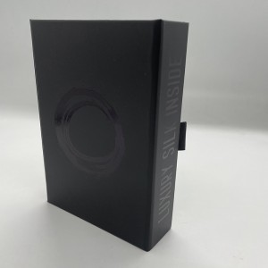 Црна преклопна хартиена кутија со лого од црна фолија