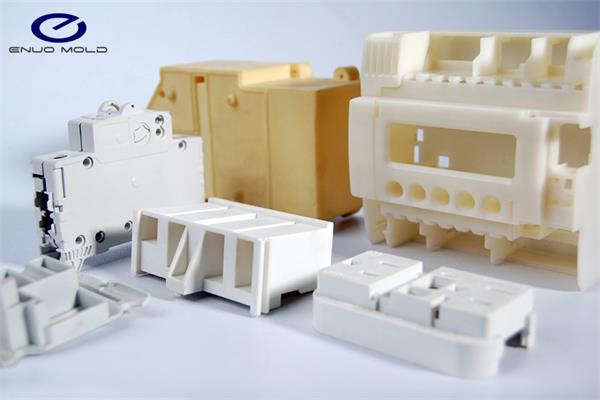 What are the common plastic molding methods?