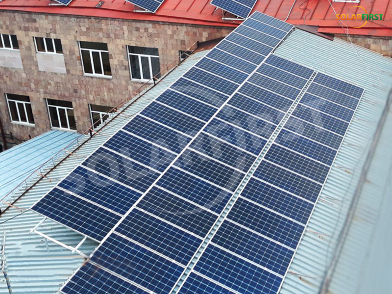 Projekt dachu z blachodachówki o mocy 400 kW w Armenii