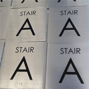Panneaux gravés en métal Plaque braille en aluminium gravée ADA personnalisée Plaque en métal brossé Panneau de dépassement