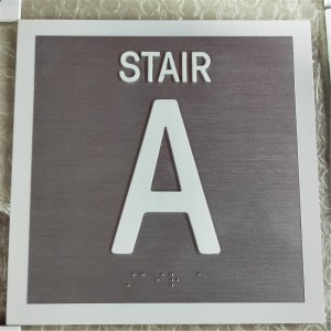 Fém jelzőtáblák Egyedi ADA rozsdamentes acél Braille-lemez szálcsiszolt fémlemez Exceed jel