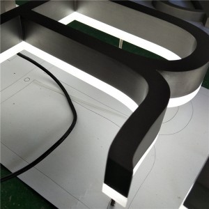 Znak Fabrycznie podświetlany Niestandardowe znaki halo oświetlone metalowymi znakami świetlnymi Litera 3D ze stali nierdzewnej przekracza znak