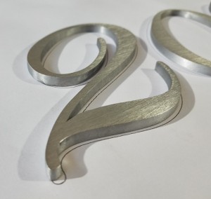 Litery holownicze ze szczotkowanej stali nierdzewnej OEM Wytnij metalowy znak wewnętrzny 3D Znak listowy Przekroczenie znaku