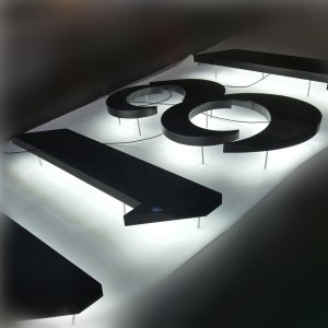 Арнайы 3D қабырға белгілері боялған жарықдиодты жарықтандырылған жарықтандыру бизнес логотипі Жарықдиодты жарықтандырылған әріптен асып кету белгісі