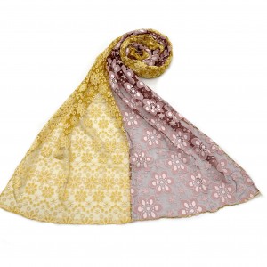 Dotted with flowers, the scarf is decorated with full and glossy pearls