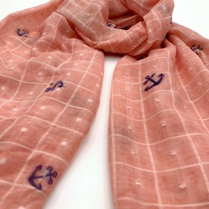 Jacquard scarf with distinct layers and three-dimensional sense