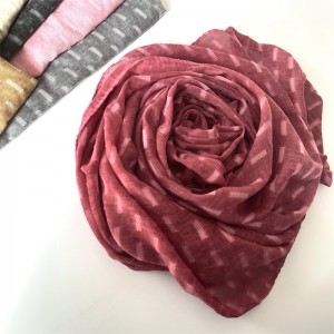 The fabric is made of jacquard technology, so that the scarf is not monotonous, simple and atmospheric