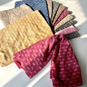The fabric is made of jacquard technology, so that the scarf is not monotonous, simple and atmospheric