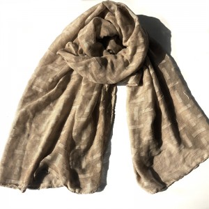 Jacquard scarf, neat and atmospheric